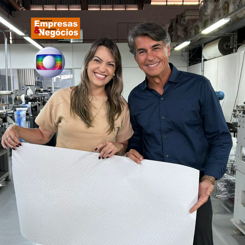 Gustavo, fundador da CindPaper, na reportagem do PEGN, com a caixa CindPaper