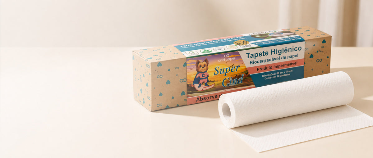 Rolo e folhas de tapete CindPaper sobre fundo claro
